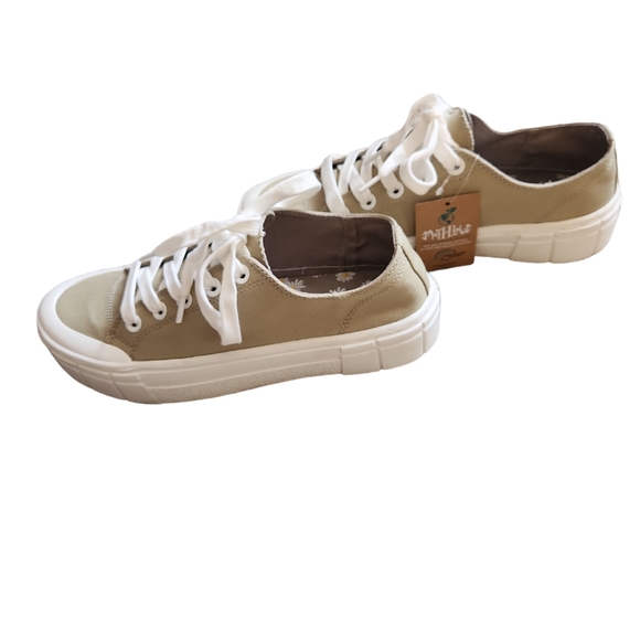 New Sneaker size 8 - Picture 3 of 7